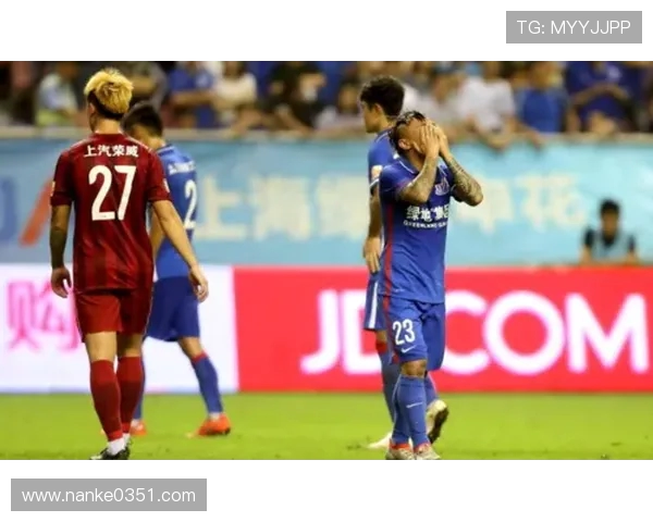 恐怖慎入!24岁加纳中场疑似断腿:小腿90度弯折变形 被担架抬走