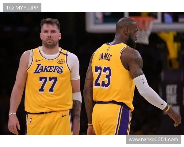 原创东契奇和詹姆斯同时缺席,湖人一节翻车,里夫斯的弱点暴露无遗